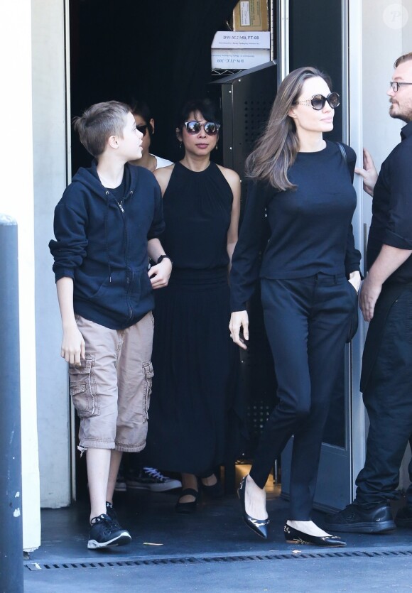 Exclusif - L'actrice Angelina Jolie emmène ses enfants Shiloh et Pax pour le déjeuner dans un bar à sushi à Los Angeles le 22 septembre 2018.