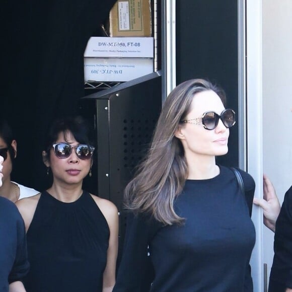 Exclusif - L'actrice Angelina Jolie emmène ses enfants Shiloh et Pax pour le déjeuner dans un bar à sushi à Los Angeles le 22 septembre 2018.