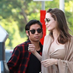 Exclusif - Angelina Jolie et son fils Pax sont allés déjeuner au restaurant Perch avant d'aller faire du shopping à Melrose Place à Los Angeles, le 26 août 2018.