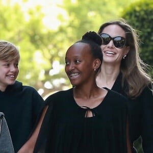 Angelina Jolie et ses quatres enfants Vivienne, Zahara, Knox et Shiloh sortent d'un cinéma à Los Angeles le 18 août 2018.