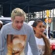 Exclusif - Ariana Grande et son fiancé Pete Davidson ont été aperçus dans les rues de New York. Le couple a fait un arrêt shopping dans le magasin Target après avoir quitté les studios de N. Minaj et M. Strahan, le 21 aout 2018.
