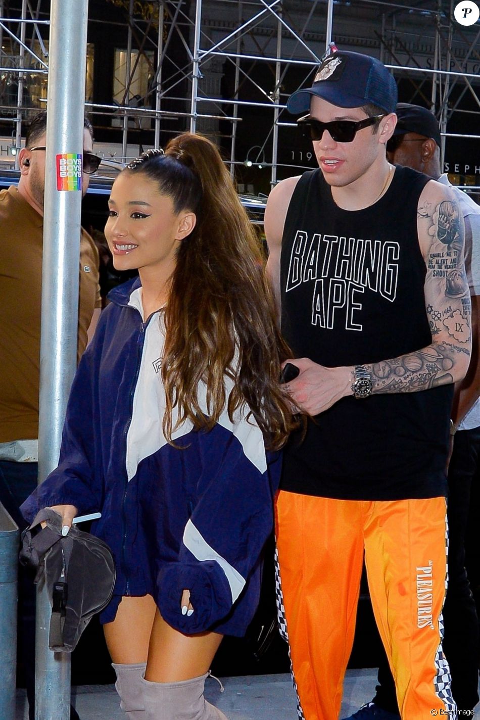 Ariana Grande et son compagnon Pete Davidson font du shopping dans les rues de New York, le 29 juin 2018