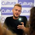 Exclusif - L'animateur Jeremstar est de passage à Begles, près de Bordeaux, France, le 14 octobre 2017, afin de rencontrer son public et dédicacer ses livres "Ma biographie officielle" et "Téléréalité, le manuel pour percer". © Patrick Bernard-Quentin Salinier/Bestimage