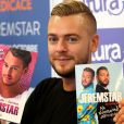Exclusif - L'animateur Jeremstar est de passage à Begles, près de Bordeaux, France, le 14 octobre 2017, afin de rencontrer son public et dédicacer ses livres "Ma biographie officielle" et "Téléréalité, le manuel pour percer". © Patrick Bernard-Quentin Salinier/Bestimage