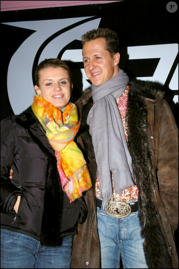 Exclusif - Michael Schumacher et sa femme Corinna à la boîte de nuit "La Suite", à Paris, le 5 décembre 2004.