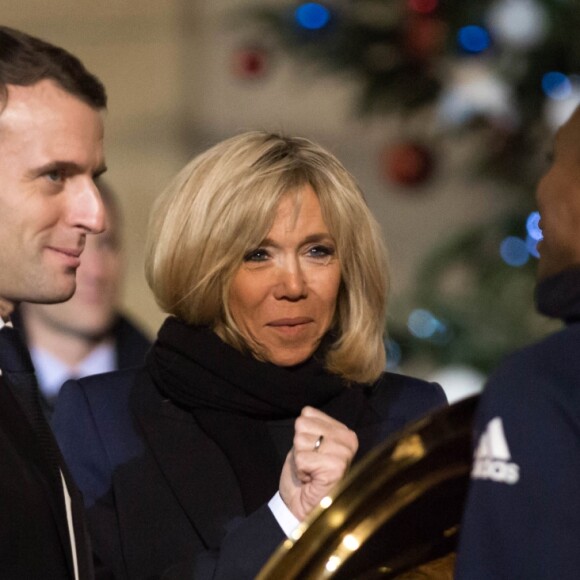 Le président de la république, Emmanuel Macron et la première dame Brigitte Macron reçoivent les joueuses de hand-ball, championne d'Europe au palais de l'Élysée à Paris le 17 décembre 2018. © Stéphane Lemouton/Bestimage