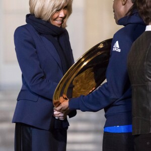 Le président de la république, Emmanuel Macron et la première dame Brigitte Macron reçoivent les joueuses de hand-ball, championne d'Europe au palais de l'Élysée à Paris le 17 décembre 2018. © Stéphane Lemouton/Bestimage