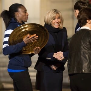 Le président de la république, Emmanuel Macron et la première dame Brigitte Macron reçoivent les joueuses de hand-ball, championne d'Europe au palais de l'Élysée à Paris le 17 décembre 2018. © Stéphane Lemouton/Bestimage