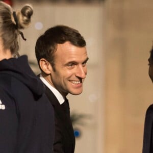 Le président de la république, Emmanuel Macron et la première dame Brigitte Macron reçoivent les joueuses de hand-ball, championne d'Europe au palais de l'Élysée à Paris le 17 décembre 2018. © Stéphane Lemouton/Bestimage