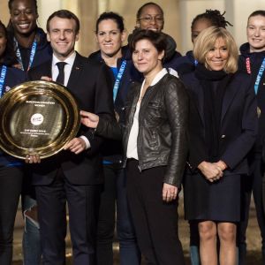 Le président de la république, Emmanuel Macron et la première dame Brigitte Macron reçoivent les joueuses de hand-ball, championne d'Europe au palais de l'Élysée à Paris le 17 décembre 2018. © Stéphane Lemouton/Bestimage