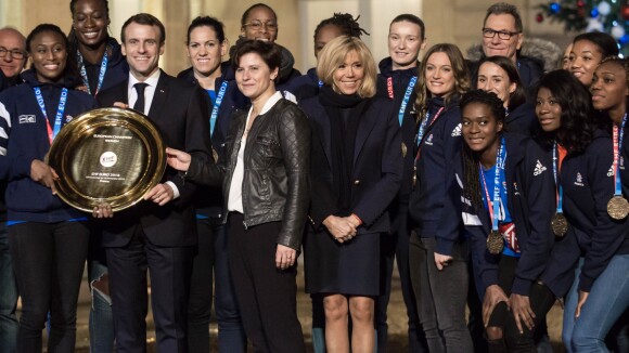 Brigitte et Emmanuel Macron fiers de recevoir les handballeuses à l'Elysée