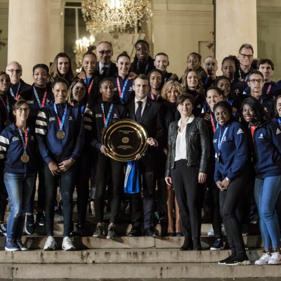 Le président de la république, Emmanuel Macron et la première dame Brigitte Macron reçoivent les joueuses de hand-ball, championne d'Europe au palais de l'Élysée à Paris le 17 décembre 2018. © Stéphane Lemouton/Bestimage