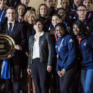 Le président de la république, Emmanuel Macron et la première dame Brigitte Macron reçoivent les joueuses de hand-ball, championne d'Europe au palais de l'Élysée à Paris le 17 décembre 2018. © Stéphane Lemouton/Bestimage