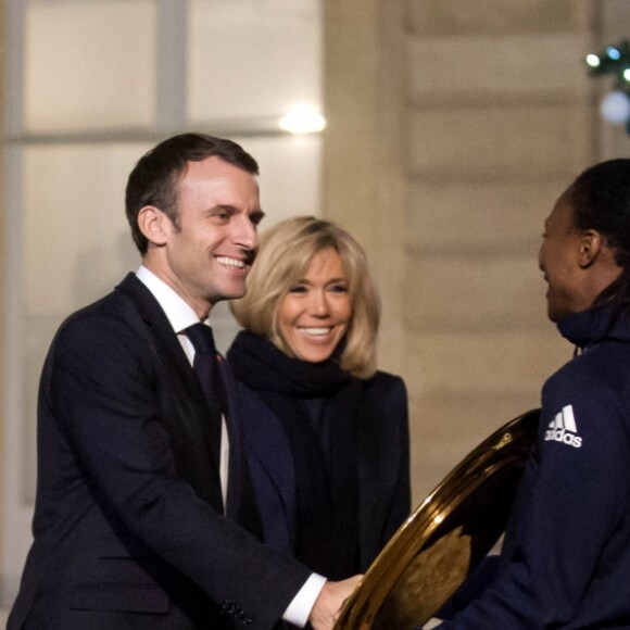 Le président de la république, Emmanuel Macron et la première dame Brigitte Macron reçoivent les joueuses de hand-ball, championne d'Europe au palais de l'Élysée à Paris le 17 décembre 2018. © Stéphane Lemouton/Bestimage