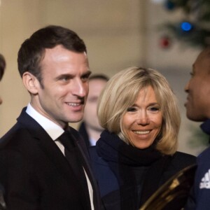 Le président de la république, Emmanuel Macron et la première dame Brigitte Macron reçoivent les joueuses de hand-ball, championne d'Europe au palais de l'Élysée à Paris le 17 décembre 2018. © Stéphane Lemouton/Bestimage