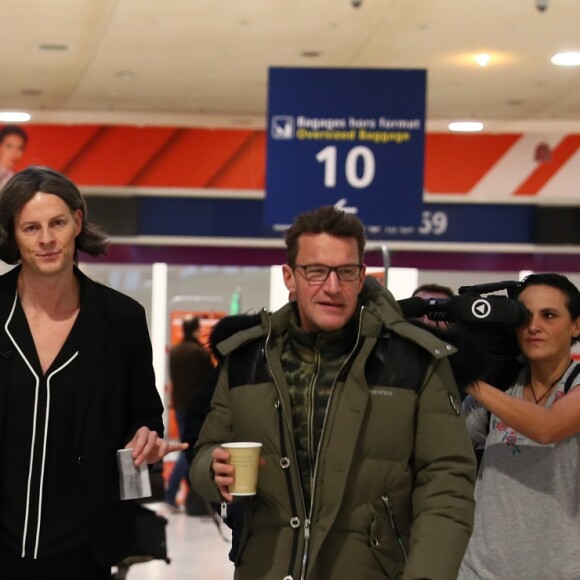 Exclusif - Matthieu Delormeau (déguisé en Danielle Moreau) et Benjamin Castaldi arrivent à l'aéroport de Paris-Charles-de-Gaulle, à Roissy-en-France, France, le 29 novembre 2018. L'équipe de l'émision "Touche Pas à Mon Poste !" sur le tournage du prime spécial "Baba en Laponie: à la recherche du Père Noël". Diffusion le 19 décembre à partir de 21h. © Sébastien Valiela/Bestimage