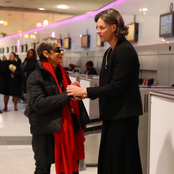 Exclusif - Isabelle Morini-Bosc, Matthieu Delormeau (déguisé en Danielle Moreau) arrivent à l'aéroport de Paris-Charles-de-Gaulle, à Roissy-en-France, France, le 29 novembre 2018. L'équipe de l'émision "Touche Pas à Mon Poste !" sur le tournage du prime spécial "Baba en Laponie: à la recherche du Père Noël". Diffusion le 19 décembre à partir de 21h. © Sébastien Valiela/Bestimage