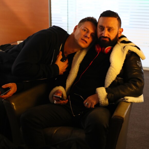 Exclusif - Matthieu Delormeau, Cyril Hanouna dans le lounge de la compagnie Finnair à l'aéroport de Paris-Charles-de-Gaulle, à Roissy-en-France, France, le 29 novembre 2018. L'équipe de l'émision "Touche Pas à Mon Poste !" sur le tournage du prime spécial "Baba en Laponie: à la recherche du Père Noël". Diffusion le 19 décembre à partir de 21h. © Sébastien Valiela/Bestimage