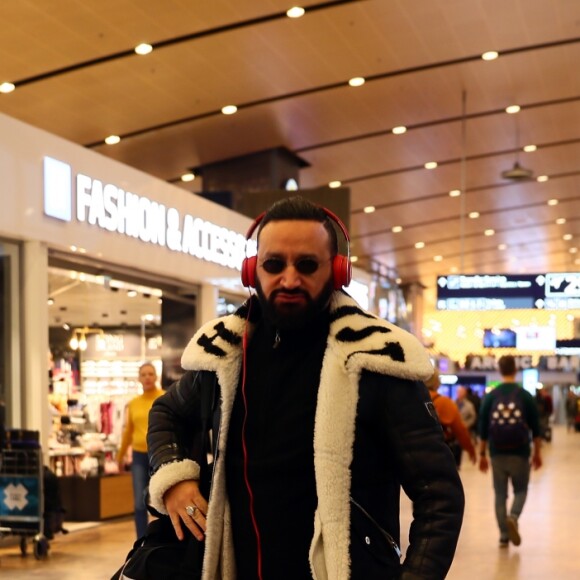 Exclusif - Cyril Hanouna fait escale à l'aéroport d'Helsinki-Vantaa à Helsinki, Finlande, le 29 novembre 2018. L'équipe de l'émision "Touche Pas à Mon Poste !" sur le tournage du prime spécial "Baba en Laponie: à la recherche du Père Noël". Diffusion le 19 décembre à partir de 21h. © Sébastien Valiela/Bestimage