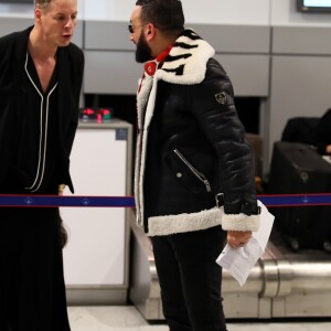 Exclusif - Matthieu Delormeau (déguisé en Danielle Moreau), Cyril Hanouna arrivent à l'aéroport de Paris-Charles-de-Gaulle, à Roissy-en-France, France, le 29 novembre 2018. L'équipe de l'émision "Touche Pas à Mon Poste !" sur le tournage du prime spécial "Baba en Laponie: à la recherche du Père Noël". Diffusion le 19 décembre à partir de 21h. © Sébastien Valiela/Bestimage