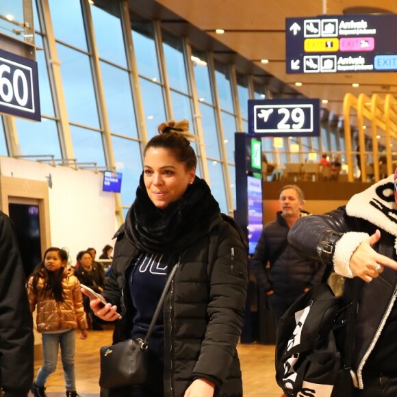 Exclusif - Maxime Guény, Benjamin (le fanzouze), Virginie (la fanzouze), Cyril Hanouna, Isabelle Morini-Bosc font escale à l'aéroport d'Helsinki-Vantaa à Helsinki, Finlande, le 29 novembre 2018. L'équipe de l'émision "Touche Pas à Mon Poste !" sur le tournage du prime spécial "Baba en Laponie: à la recherche du Père Noël". Diffusion le 19 décembre à partir de 21h. © Sébastien Valiela/Bestimage