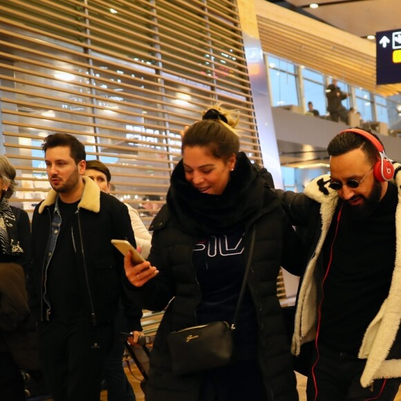 Exclusif - Cyril Hanouna, Virginie (la fanzouze), Maxime Guény, Matthieu Delormeau, Isabelle Morini-Bosc font escale à l'aéroport d'Helsinki-Vantaa à Helsinki, Finlande, le 29 novembre 2018. L'équipe de l'émision "Touche Pas à Mon Poste !" sur le tournage du prime spécial "Baba en Laponie: à la recherche du Père Noël". Diffusion le 19 décembre à partir de 21h. © Sébastien Valiela/Bestimage