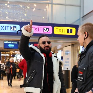 Exclusif - PCyril Hanouna se fait arrêter par un agent de la sécurité de l'aéroport d'Helsinki-Vantaa à Helsinki, Finlande, le 29 novembre 2018. L'équipe de l'émision "Touche Pas à Mon Poste !" sur le tournage du prime spécial "Baba en Laponie: à la recherche du Père Noël". Diffusion le 19 décembre à partir de 21h. © Sébastien Valiela/Bestimage