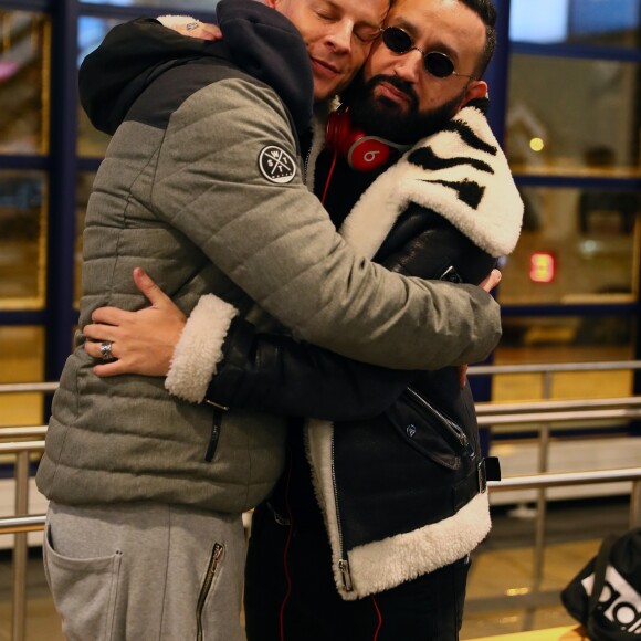 Exclusif - Matthieu Delormeau, Cyril Hanouna arrivent à l'aéroport de Kittilä, Finlande, le 29 novembre 2018. L'équipe de l'émision "Touche Pas à Mon Poste !" sur le tournage du prime spécial "Baba en Laponie: à la recherche du Père Noël". Diffusion le 19 décembre à partir de 21h. © Sébastien Valiela/Bestimage