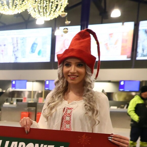 Exclusif - Les lutins du Père-Noël attendent l'équipe de TPMP à l'aéroport de Kittilä, Finlande, le 29 novembre 2018. L'équipe de l'émision "Touche Pas à Mon Poste !" sur le tournage du prime spécial "Baba en Laponie: à la recherche du Père Noël". Diffusion le 19 décembre à partir de 21h. © Sébastien Valiela/Bestimage