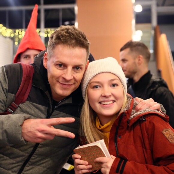 Exclusif - Matthieu Delormeau rencontre des fans à l'arrivée à l'aéroport de Kittilä, Finlande, le 29 novembre 2018. L'équipe de l'émision "Touche Pas à Mon Poste !" sur le tournage du prime spécial "Baba en Laponie: à la recherche du Père Noël". Diffusion le 19 décembre à partir de 21h. © Sébastien Valiela/Bestimage