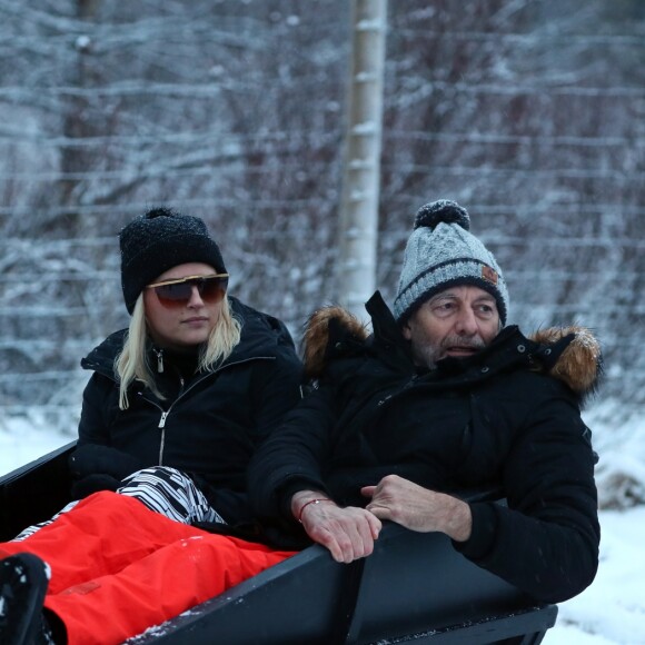 Exclusif - Kelly Vedovelli, Gilles Verdez lors d'une course de traîneaux du Père Noël. L'équipe de l'émision "Touche Pas à Mon Poste !" sur le tournage du prime spécial "Baba en Laponie: à la recherche du Père Noël". Diffusion le 19 décembre à partir de 21h. © Sébastien Valiela/Bestimage