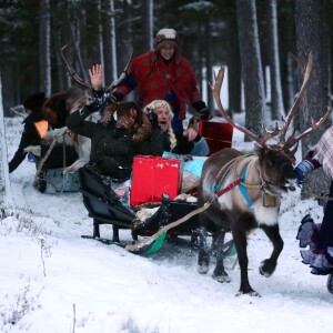 Exclusif - Caroline Ithurbide, Benjamin Castaldi lors d'une course de traîneaux du Père Noël L'équipe de l'émision "Touche Pas à Mon Poste !" sur le tournage du prime spécial "Baba en Laponie: à la recherche du Père Noël". Diffusion le 19 décembre à partir de 21h. © Sébastien Valiela/Bestimage