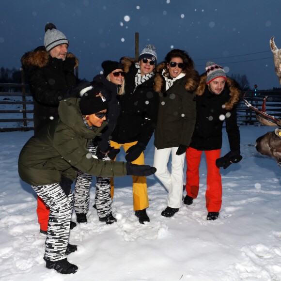 Exclusif - Gilles Verdez, Isabelle Morini-Bosc, Kelly Vedovelli, Matthieu Delormeau, Caroline Ithurbide, Maxime Guény lors d'une course de traîneaux du Père Noël - L'équipe de l'émision "Touche Pas à Mon Poste !" sur le tournage du prime spécial "Baba en Laponie: à la recherche du Père Noël". Diffusion le 19 décembre à partir de 21h. © Sébastien Valiela/Bestimage