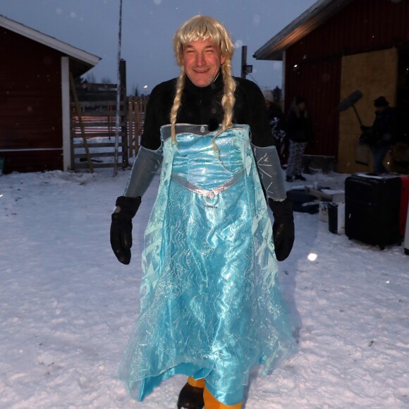 Exclusif - Benjamin Castaldi (déguisé en Elsa dans" La Reine des neiges") lors d'une course de traîneaux du Père Noël - L'équipe de l'émision "Touche Pas à Mon Poste !" sur le tournage du prime spécial "Baba en Laponie: à la recherche du Père Noël". Diffusion le 19 décembre à partir de 21h. © Sébastien Valiela/Bestimage