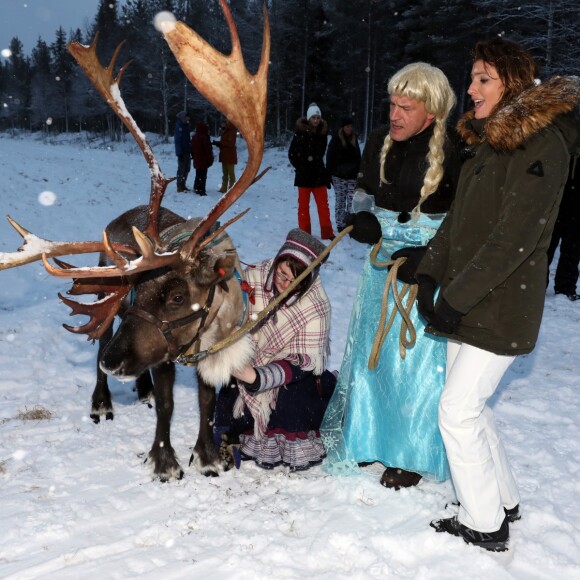 Exclusif - Benjamin Castaldi (déguisé en Elsa dans "La Reine des neiges"), Caroline Ithurbide lors d'une course de traîneaux du Père Noël - L'équipe de l'émision "Touche Pas à Mon Poste !" sur le tournage du prime spécial "Baba en Laponie: à la recherche du Père Noël". Diffusion le 19 décembre à partir de 21h. © Sébastien Valiela/Bestimage