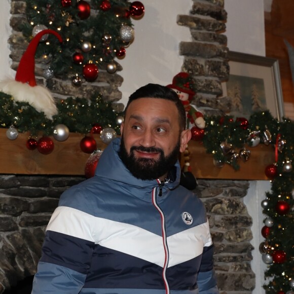 Exclusif - Cyril Hanouna fait un briefing à son équipe dans leur chalet à Köngäs, Finlande, le 30 novembre 2018 - L'équipe de l'émision "Touche Pas à Mon Poste !" sur le tournage du prime spécial "Baba en Laponie: à la recherche du Père Noël". Diffusion le 19 décembre à partir de 21h. © Sébastien Valiela/Bestimage