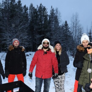 Exclusif - Matthieu Delormeau, Maxime Guény, Cyril Hanouna, Virginie (la fanzouze), Benjamin (le fanzouze), Isabelle Morini-Bosc, Gilles Verdez lors d'une course de traîneaux du Père Noël - L'équipe de l'émision "Touche Pas à Mon Poste !" sur le tournage du prime spécial "Baba en Laponie: à la recherche du Père Noël". Diffusion le 19 décembre à partir de 21h. © Sébastien Valiela/Bestimage