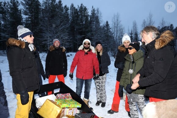 Exclusif - Matthieu Delormeau, Maxime Guény, Cyril Hanouna, Virginie (la fanzouze), Benjamin (le fanzouze), Isabelle Morini-Bosc, Gilles Verdez lors d'une course de traîneaux du Père Noël - L'équipe de l'émision "Touche Pas à Mon Poste !" sur le tournage du prime spécial "Baba en Laponie: à la recherche du Père Noël". Diffusion le 19 décembre à partir de 21h. © Sébastien Valiela/Bestimage