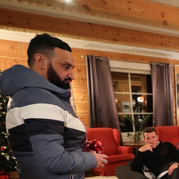 Exclusif - Cyril Hanouna fait un briefing à son équipe, Matthieu Delormeau, Benjamin Castaldi, Maxime Guény, Jean-Michel Maire, Isabelle Morini-Bosc, Gilles Verdez, Caroline Ithurbide, Kelly Vedovelli, et si les fanzouzes Benjamin et Virginie dans leur chalet à Köngäs, Finlande, le 30 novembre 2018. - L'équipe de l'émision "Touche Pas à Mon Poste !" sur le tournage du prime spécial "Baba en Laponie: à la recherche du Père Noël". Diffusion le 19 décembre à partir de 21h. © Sébastien Valiela/Bestimage