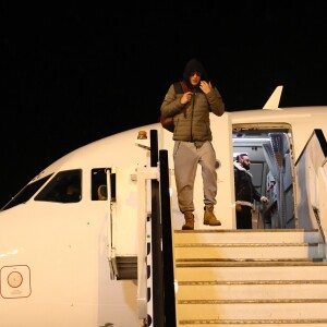 Exclusif - Matthieu Delormeau, Cyril Hanouna arrivent à l'aéroport de Kittilä, Finlande, le 29 novembre 2018 - L'équipe de l'émision "Touche Pas à Mon Poste !" sur le tournage du prime spécial "Baba en Laponie: à la recherche du Père Noël". Diffusion le 19 décembre à partir de 21h. © Sébastien Valiela/Bestimage