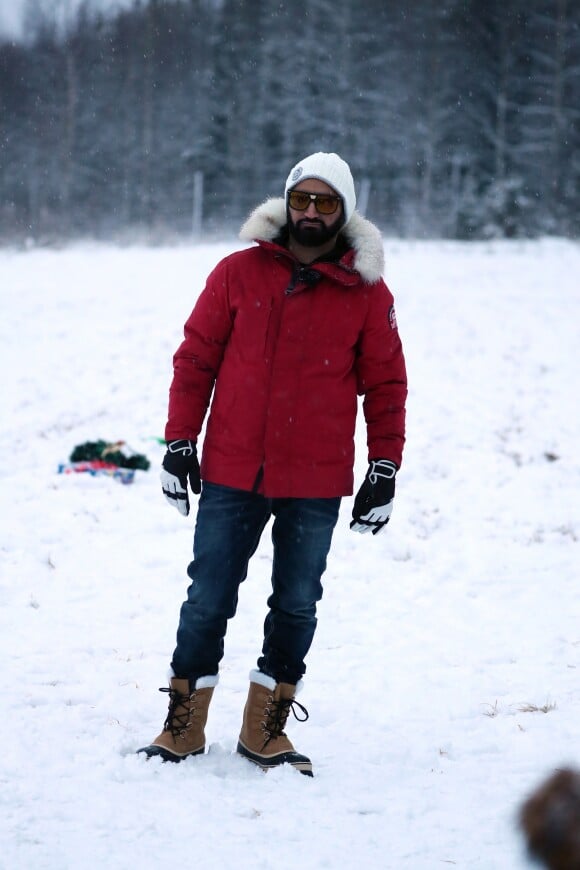 Exclusif - Cyril Hanouna participe à une course de traîneaux du Père Noël - L'équipe de l'émision "Touche Pas à Mon Poste !" sur le tournage du prime spécial "Baba en Laponie: à la recherche du Père Noël". Diffusion le 19 décembre à partir de 21h. © Sébastien Valiela/Bestimage