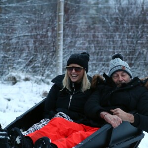 Exclusif - Kelly Vedovelli, Gilles Verdez lors d'une course de traîneaux du Père Noël - L'équipe de l'émision "Touche Pas à Mon Poste !" sur le tournage du prime spécial "Baba en Laponie: à la recherche du Père Noël". Diffusion le 19 décembre à partir de 21h. © Sébastien Valiela/Bestimage