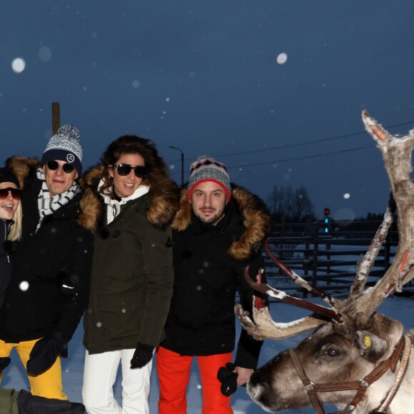 Exclusif - Gilles Verdez, Isabelle Morini-Bosc, Kelly Vedovelli, Matthieu Delormeau, Caroline Ithurbide, Maxime Guény lors d'une course de traîneaux du Père Noël - L'équipe de l'émision "Touche Pas à Mon Poste !" sur le tournage du prime spécial "Baba en Laponie: à la recherche du Père Noël". Diffusion le 19 décembre à partir de 21h. © Sébastien Valiela/Bestimage