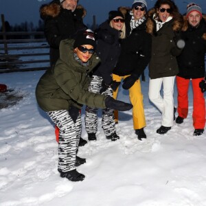 Exclusif - Gilles Verdez, Isabelle Morini-Bosc, Kelly Vedovelli, Matthieu Delormeau, Caroline Ithurbide, Maxime Guény lors d'une course de traîneaux du Père Noël - L'équipe de l'émision "Touche Pas à Mon Poste !" sur le tournage du prime spécial "Baba en Laponie: à la recherche du Père Noël". Diffusion le 19 décembre à partir de 21h. © Sébastien Valiela/Bestimage