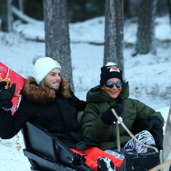 Exclusif - Isabelle Morini-Bosc, Maxime Guény lors d'une course de traîneaux du Père Noël - L'équipe de l'émision "Touche Pas à Mon Poste !" sur le tournage du prime spécial "Baba en Laponie: à la recherche du Père Noël". Diffusion le 19 décembre à partir de 21h. © Sébastien Valiela/Bestimage