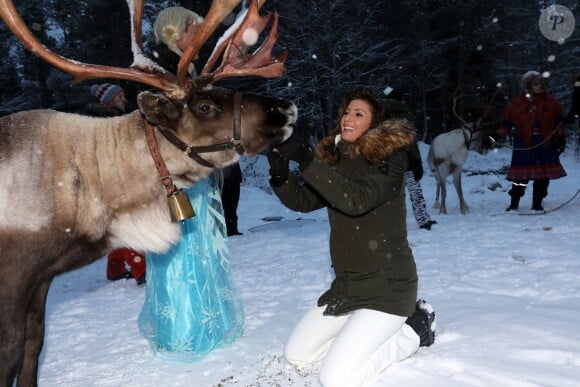 Exclusif - Caroline Ithurbide lors d'une course de traîneaux du Père Noël - L'équipe de l'émision "Touche Pas à Mon Poste !" sur le tournage du prime spécial "Baba en Laponie: à la recherche du Père Noël". Diffusion le 19 décembre à partir de 21h. © Sébastien Valiela/Bestimage