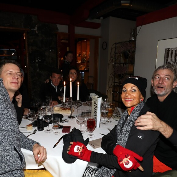 Exclusif - Matthieu Delormeau, Benjamin Castaldi, Caroline Ithurbide, Isabelle Morini-Bosc et Gilles Verdez au restaurant KingCrab House à Levi, Finlande, le 30 novembre 2018 - L'équipe de l'émision "Touche Pas à Mon Poste !" sur le tournage du prime spécial "Baba en Laponie: à la recherche du Père Noël". Diffusion le 19 décembre à partir de 21h. © Sébastien Valiela/Bestimage