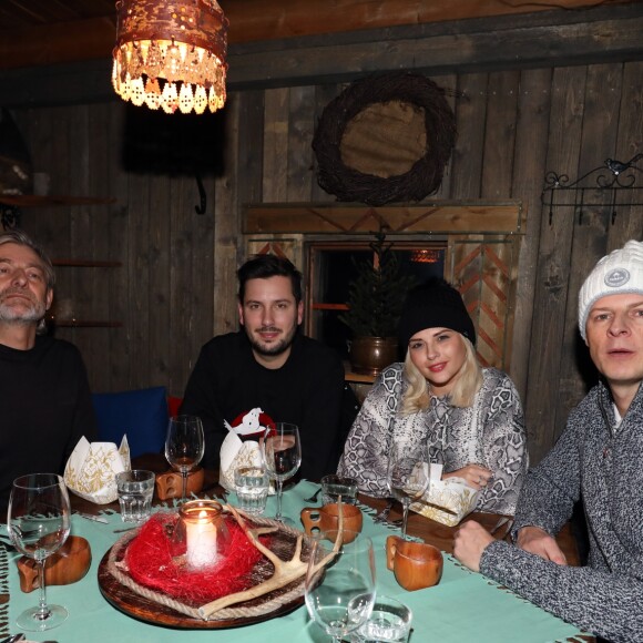 Exclusif - Gilles Verdez, Maxime Guény, Kelly Vedovelli, Matthieu Delormeau au restaurant du Chamane à Köngäs, Finlande, le 30 novembre 2018 - L'équipe de l'émision "Touche Pas à Mon Poste !" sur le tournage du prime spécial "Baba en Laponie: à la recherche du Père Noël". Diffusion le 19 décembre à partir de 21h. © Sébastien Valiela/Bestimage