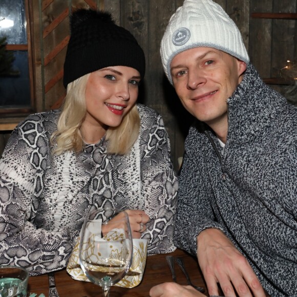 Exclusif - Kelly Vedovelli, Matthieu Delormeau au restaurant du Chamane à Köngäs, Finlande, le 30 novembre 2018. - L'équipe de l'émision "Touche Pas à Mon Poste !" sur le tournage du prime spécial "Baba en Laponie: à la recherche du Père Noël". Diffusion le 19 décembre à partir de 21h. © Sébastien Valiela/Bestimage
