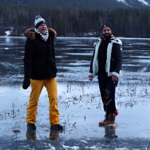 Exclusif - Matthieu Delormeau et Cyril Hanouna sur un lac gelé pour une journée de défis près de Lévi, Finlande, le 1er décembre 2018 - L'équipe de l'émision "Touche Pas à Mon Poste !" sur le tournage du prime spécial "Baba en Laponie: à la recherche du Père Noël". Diffusion le 19 décembre à partir de 21h. © Sébastien Valiela/Bestimage